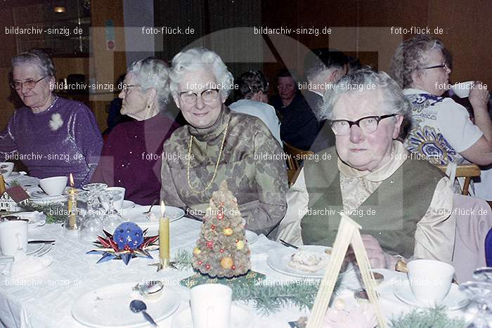 1974 Weihnachtsfeier der Senioren im Helenensaal Sinzig: WHSNHLSN-008356