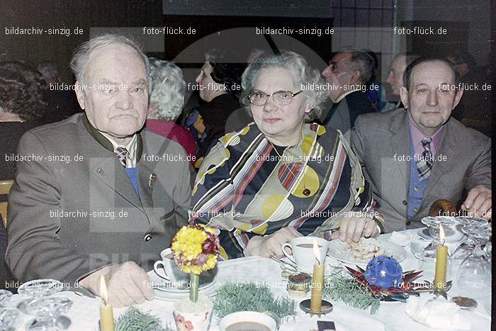 1974 Weihnachtsfeier der Senioren im Helenensaal Sinzig: WHSNHLSN-008358