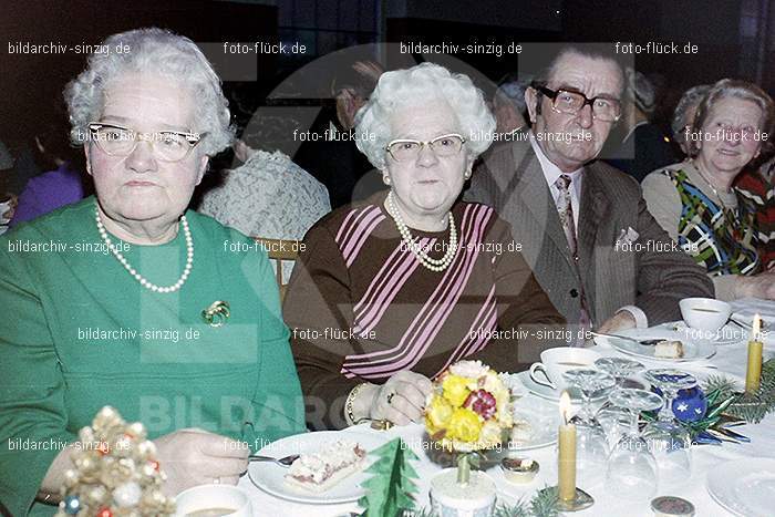1974 Weihnachtsfeier der Senioren im Helenensaal Sinzig: WHSNHLSN-008366