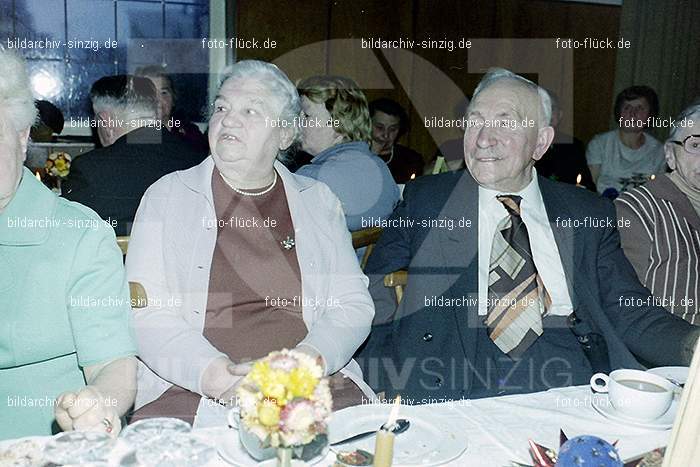 1974 Weihnachtsfeier der Senioren im Helenensaal Sinzig: WHSNHLSN-008385