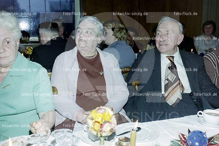 1974 Weihnachtsfeier der Senioren im Helenensaal Sinzig: WHSNHLSN-008386