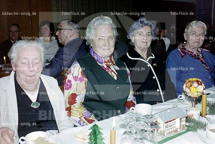 1974 Weihnachtsfeier der Senioren im Helenensaal Sinzig: WHSNHLSN-008388