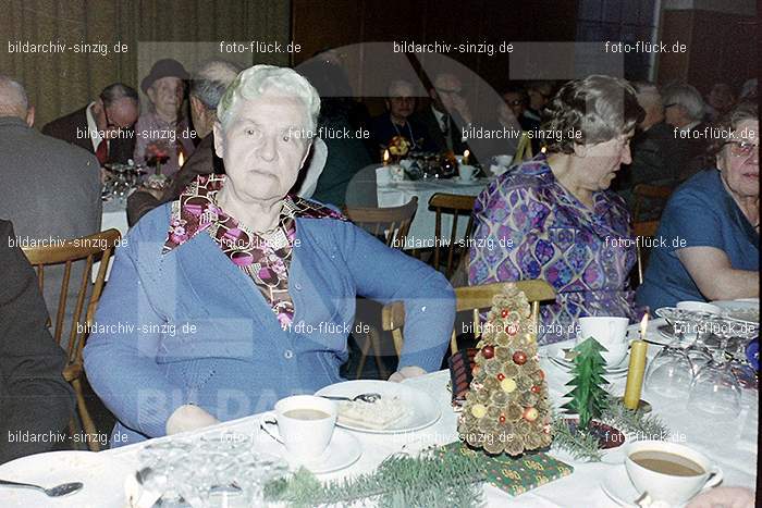 1974 Weihnachtsfeier der Senioren im Helenensaal Sinzig: WHSNHLSN-008389