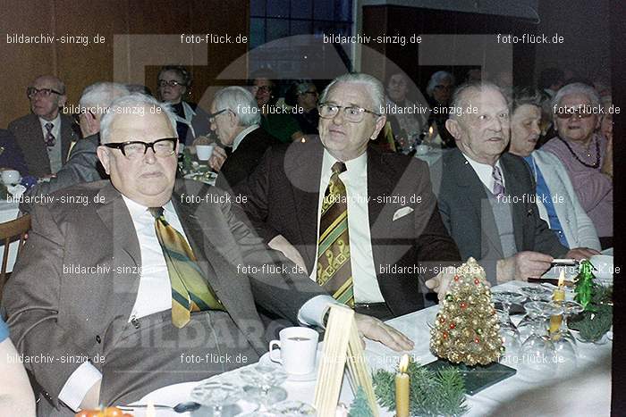 1974 Weihnachtsfeier der Senioren im Helenensaal Sinzig: WHSNHLSN-008391