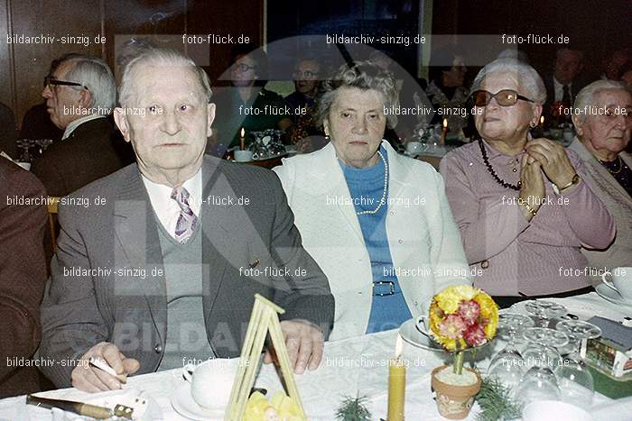 1974 Weihnachtsfeier der Senioren im Helenensaal Sinzig: WHSNHLSN-008392