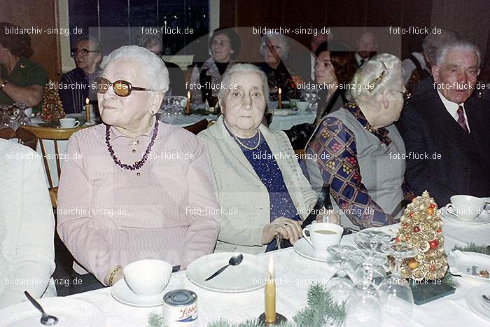 1974 Weihnachtsfeier der Senioren im Helenensaal Sinzig: WHSNHLSN-008393