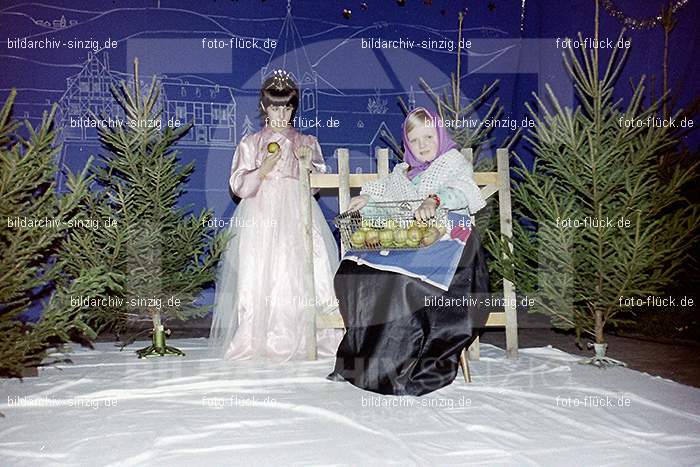 1974 Weihnachtsfeier der Senioren im Helenensaal Sinzig: WHSNHLSN-008401