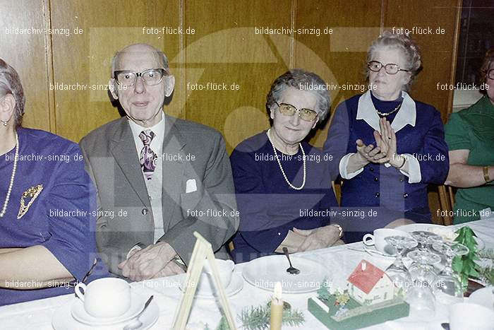 1974 Weihnachtsfeier der Senioren im Helenensaal Sinzig: WHSNHLSN-008404