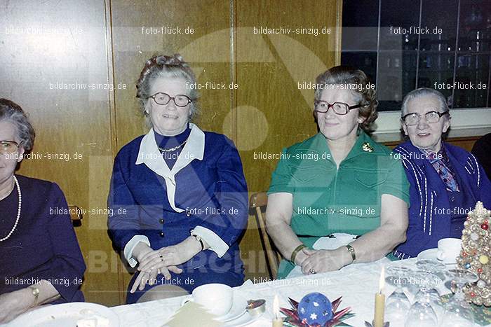 1974 Weihnachtsfeier der Senioren im Helenensaal Sinzig: WHSNHLSN-008405