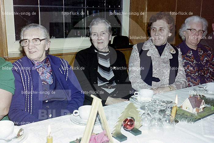 1974 Weihnachtsfeier der Senioren im Helenensaal Sinzig: WHSNHLSN-008406