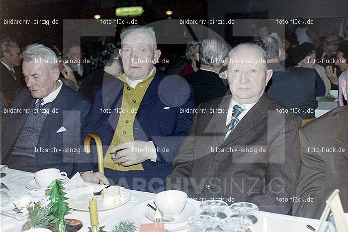 1974 Weihnachtsfeier der Senioren im Helenensaal Sinzig: WHSNHLSN-008408
