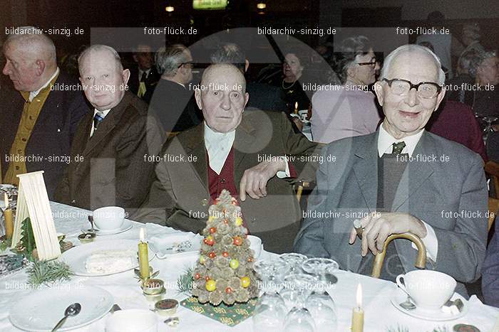 1974 Weihnachtsfeier der Senioren im Helenensaal Sinzig: WHSNHLSN-008409