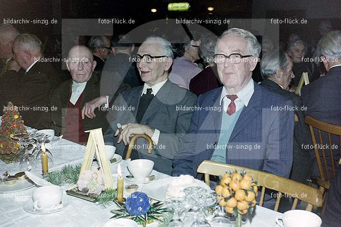 1974 Weihnachtsfeier der Senioren im Helenensaal Sinzig: WHSNHLSN-008410