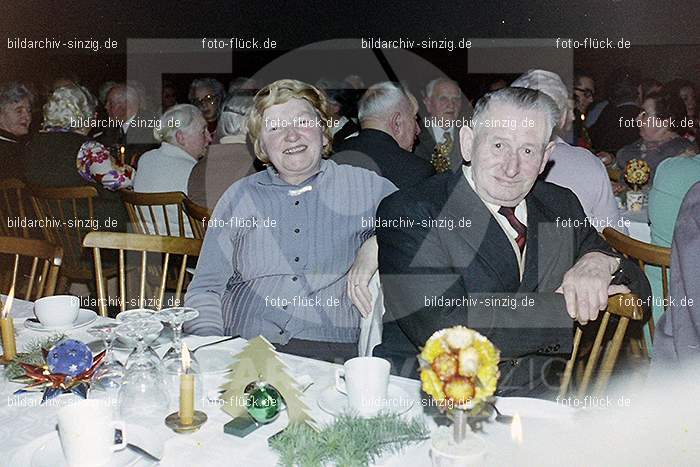 1974 Weihnachtsfeier der Senioren im Helenensaal Sinzig: WHSNHLSN-008414