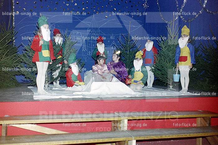 1974 Weihnachtsfeier der Senioren im Helenensaal Sinzig: WHSNHLSN-008416