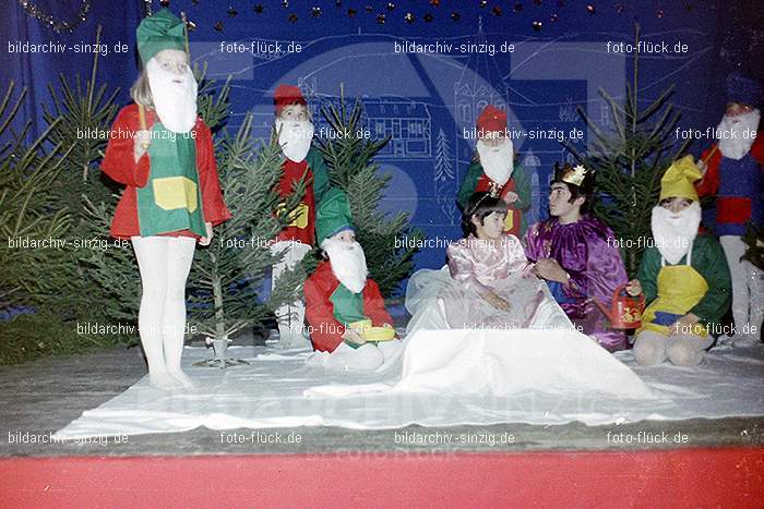 1974 Weihnachtsfeier der Senioren im Helenensaal Sinzig: WHSNHLSN-008417