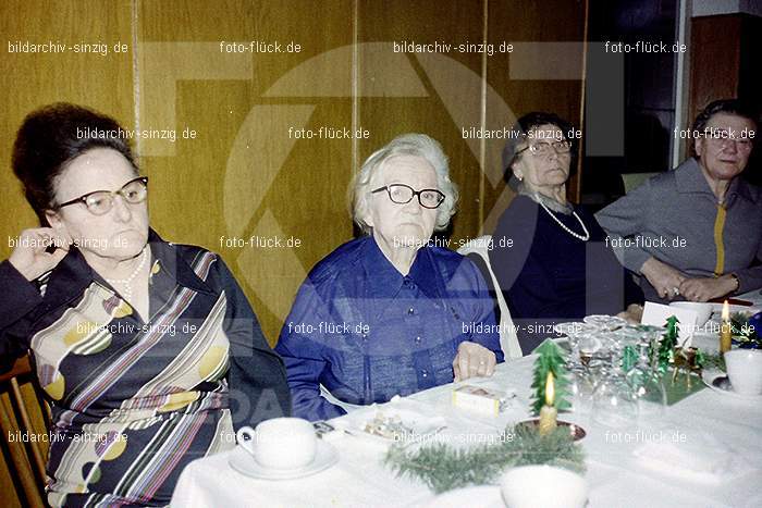 1974 Weihnachtsfeier der Senioren im Helenensaal Sinzig: WHSNHLSN-008419