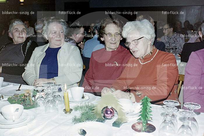 1974 Weihnachtsfeier der Senioren im Helenensaal Sinzig: WHSNHLSN-008456