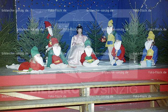 1974 Weihnachtsfeier der Senioren im Helenensaal Sinzig: WHSNHLSN-008464