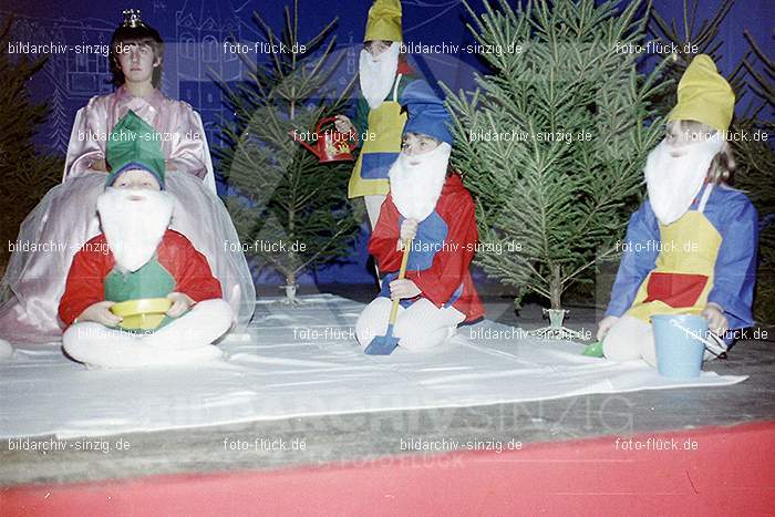 1974 Weihnachtsfeier der Senioren im Helenensaal Sinzig: WHSNHLSN-008466