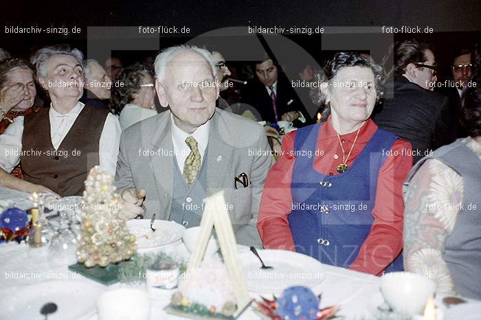 1974 Weihnachtsfeier der Senioren im Helenensaal Sinzig: WHSNHLSN-008468