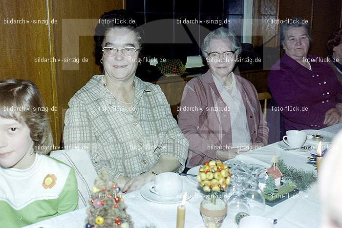 1974 Weihnachtsfeier der Senioren im Helenensaal Sinzig: WHSNHLSN-008474