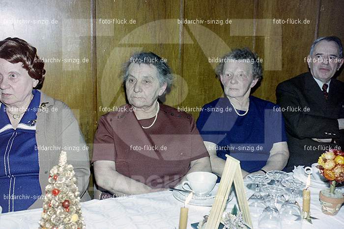 1974 Weihnachtsfeier der Senioren im Helenensaal Sinzig: WHSNHLSN-008476