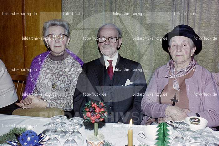 1974 Weihnachtsfeier der Senioren im Helenensaal Sinzig: WHSNHLSN-008478