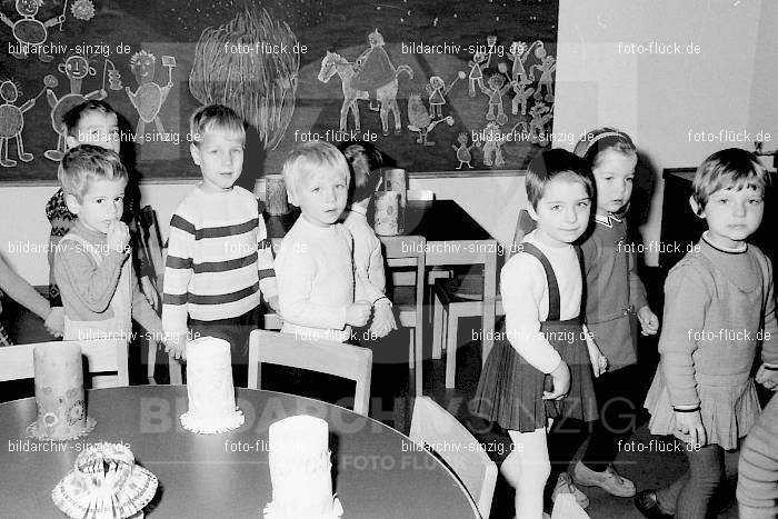 1969 St. Martin Feier im Kath. Kindergarten St. Peter Sinzig: STMRKTKNSTPTSN-009225