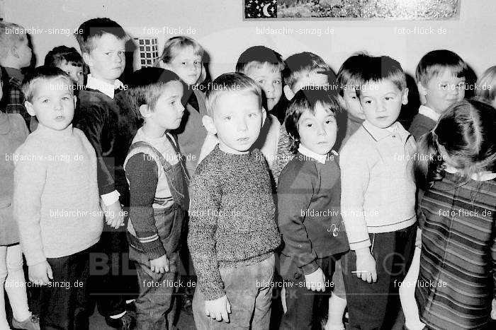 1969 St. Martin Feier im Kath. Kindergarten St. Peter Sinzig: STMRKTKNSTPTSN-009227