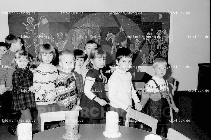 1969 St. Martin Feier im Kath. Kindergarten St. Peter Sinzig: STMRKTKNSTPTSN-009228