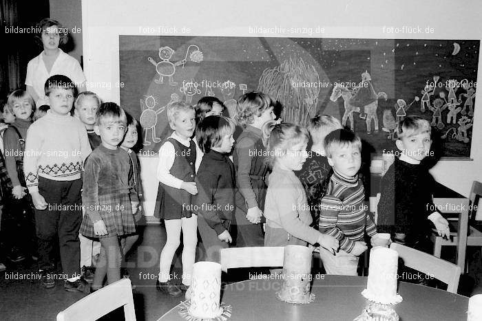 1969 St. Martin Feier im Kath. Kindergarten St. Peter Sinzig: STMRKTKNSTPTSN-009229