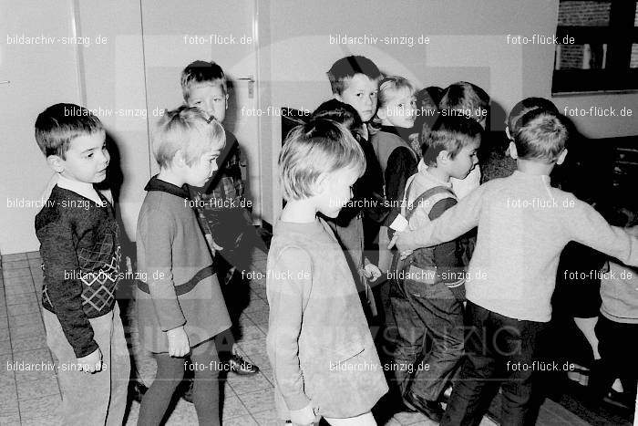 1969 St. Martin Feier im Kath. Kindergarten St. Peter Sinzig: STMRKTKNSTPTSN-009230