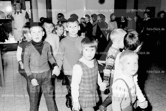 1969 St. Martin Feier im Kath. Kindergarten St. Peter Sinzig: STMRKTKNSTPTSN-009231
