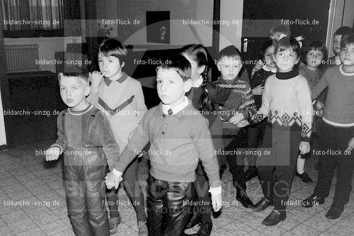 1969 St. Martin Feier im Kath. Kindergarten St. Peter Sinzig: STMRKTKNSTPTSN-009232