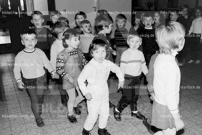 1969 St. Martin Feier im Kath. Kindergarten St. Peter Sinzig: STMRKTKNSTPTSN-009234