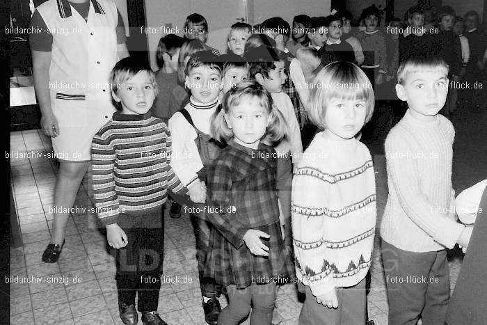 1969 St. Martin Feier im Kath. Kindergarten St. Peter Sinzig: STMRKTKNSTPTSN-009235