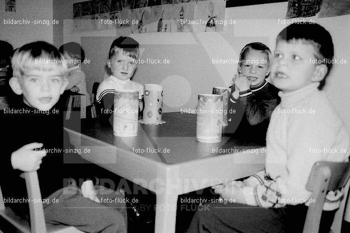 1969 St. Martin Feier im Kath. Kindergarten St. Peter Sinzig: STMRKTKNSTPTSN-009236