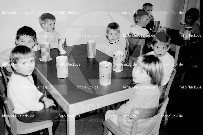 1969 St. Martin Feier im Kath. Kindergarten St. Peter Sinzig: STMRKTKNSTPTSN-009237
