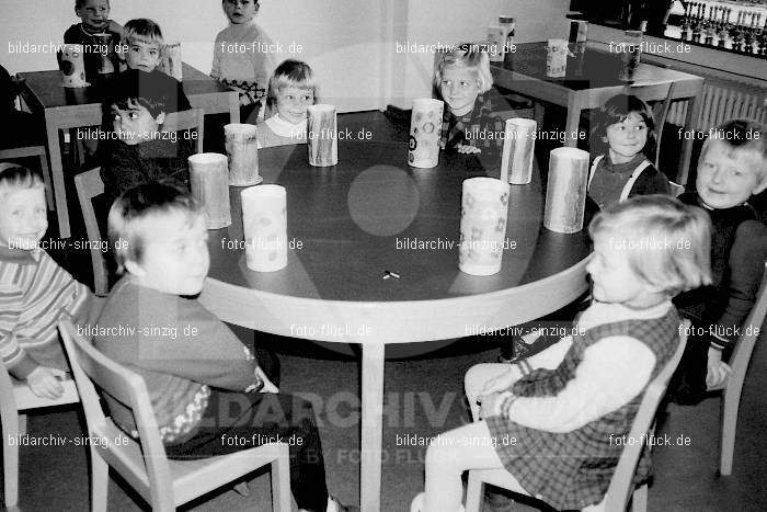 1969 St. Martin Feier im Kath. Kindergarten St. Peter Sinzig: STMRKTKNSTPTSN-009239