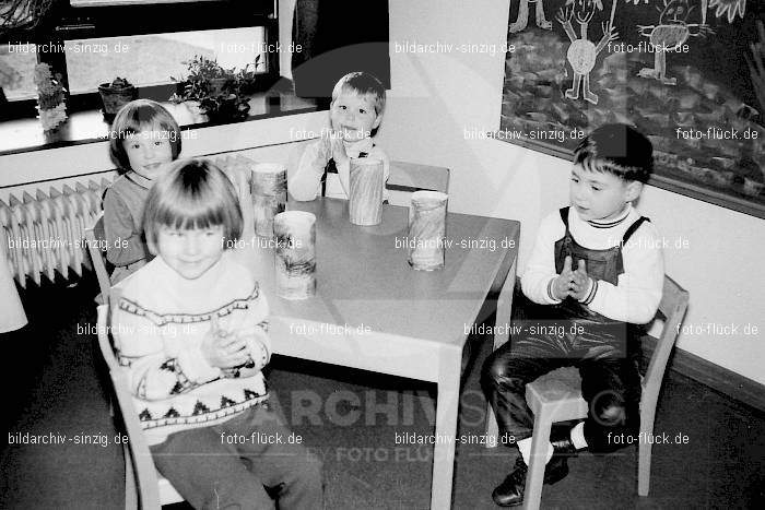 1969 St. Martin Feier im Kath. Kindergarten St. Peter Sinzig: STMRKTKNSTPTSN-009241