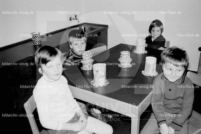 1969 St. Martin Feier im Kath. Kindergarten St. Peter Sinzig: STMRKTKNSTPTSN-009242