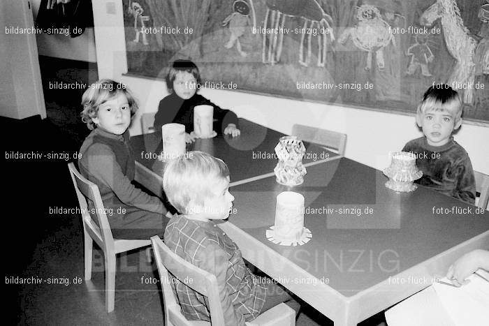 1969 St. Martin Feier im Kath. Kindergarten St. Peter Sinzig: STMRKTKNSTPTSN-009245