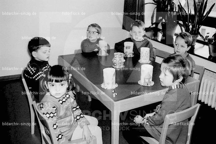1969 St. Martin Feier im Kath. Kindergarten St. Peter Sinzig: STMRKTKNSTPTSN-009246