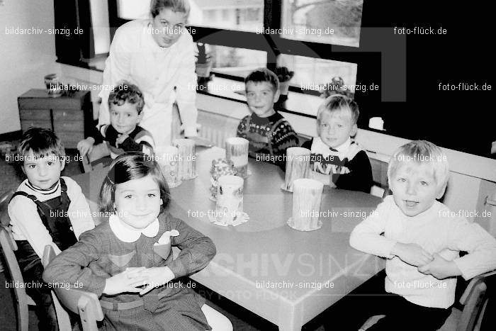 1969 St. Martin Feier im Kath. Kindergarten St. Peter Sinzig: STMRKTKNSTPTSN-009248