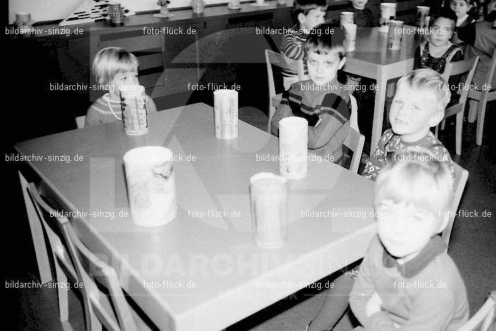 1969 St. Martin Feier im Kath. Kindergarten St. Peter Sinzig: STMRKTKNSTPTSN-009249