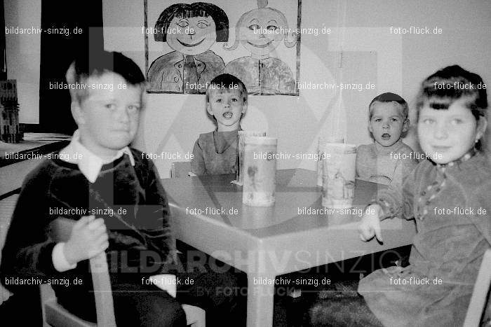 1969 St. Martin Feier im Kath. Kindergarten St. Peter Sinzig: STMRKTKNSTPTSN-009251