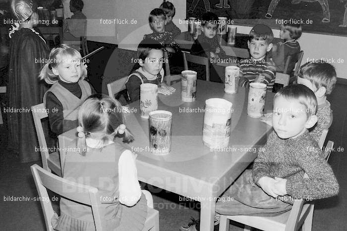 1969 St. Martin Feier im Kath. Kindergarten St. Peter Sinzig: STMRKTKNSTPTSN-009254