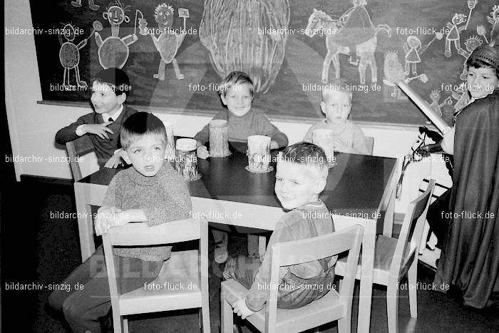 1969 St. Martin Feier im Kath. Kindergarten St. Peter Sinzig: STMRKTKNSTPTSN-009257