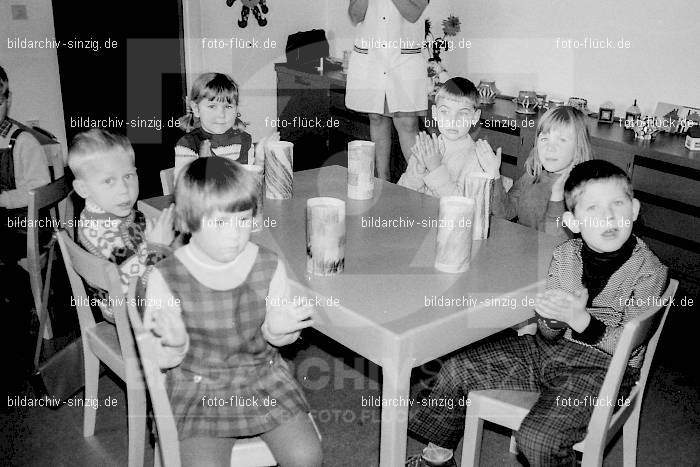 1969 St. Martin Feier im Kath. Kindergarten St. Peter Sinzig: STMRKTKNSTPTSN-009258